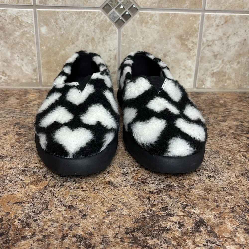Toms Black & White Faux Fur Heart Mallow Alpargatas Size 11